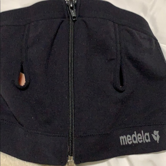 Medela Pumping Bra - Picture 2 of 5